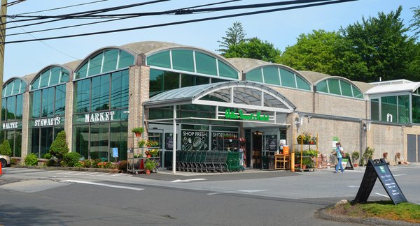 Walter_Stewarts_outside Storefront of Walter Stewarts which is reducing its food waste