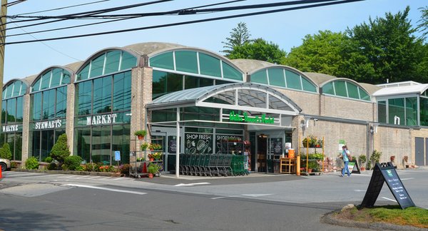 Storefront of Walter Stewarts which is reducing its food waste